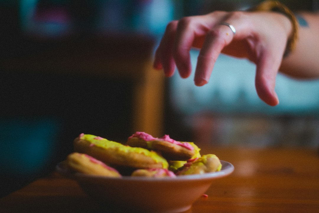 Mano che raggiunge dei dolci, un momento di conforto