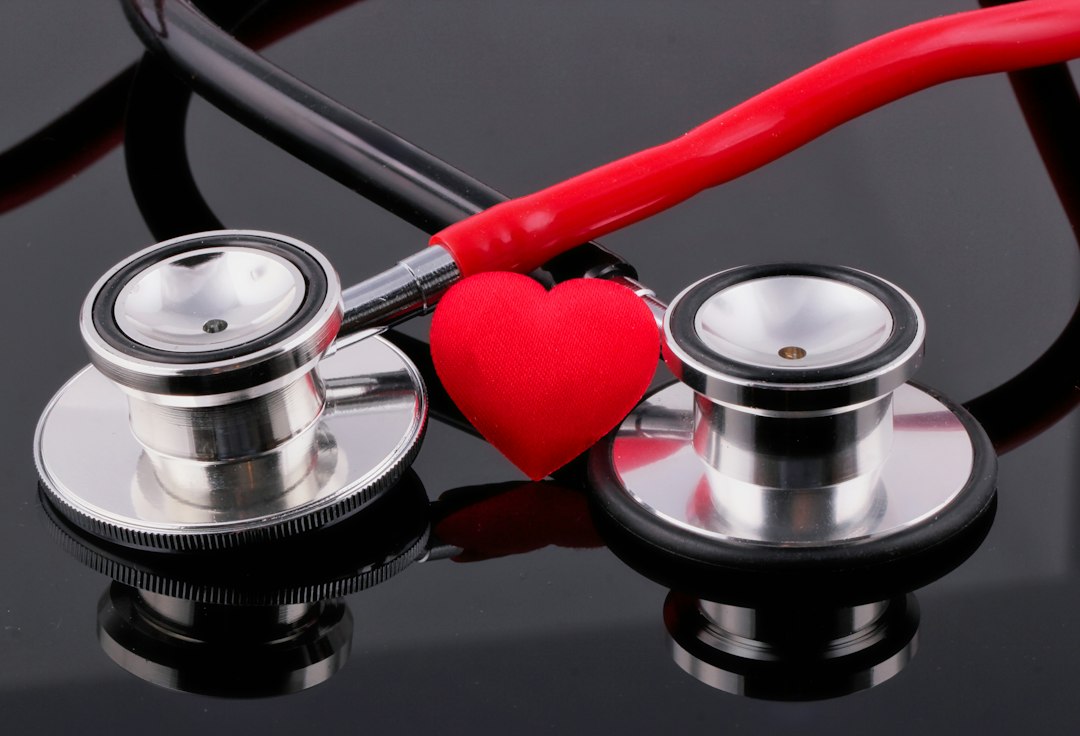 Stetoscopio accanto a un cuore, benessere cardiovascolare